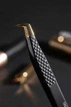 Pinzetta professionale HIROSE per lash extension volume - dettaglio corpo antiscivolo e punta dorata 90°